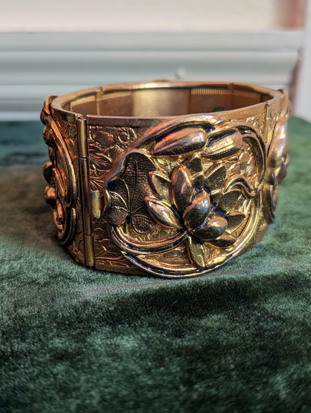 Vintage Victorian Art Nouveau Gold Toned Floral Lotus Relief Hinged Bracelet
